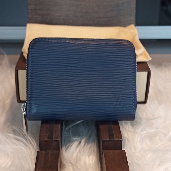 Louis Vuitton Other - Pristine LV Epi Blue Zippy Card/Coin Wallet Full Inclusion